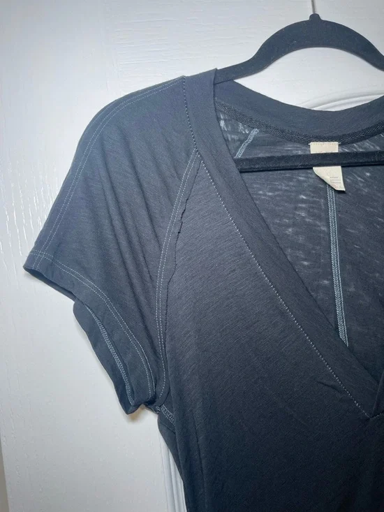 Free People We The Free Women’s Black V-Neck Short Sleeve Top Size Medium - Picture 4 of 10